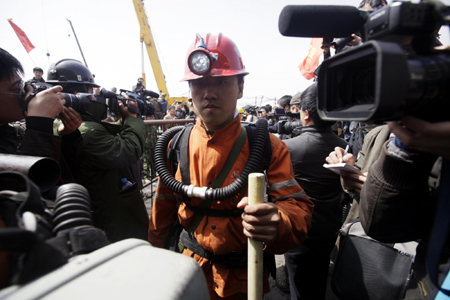 Dozens rescued after week in flooded mine