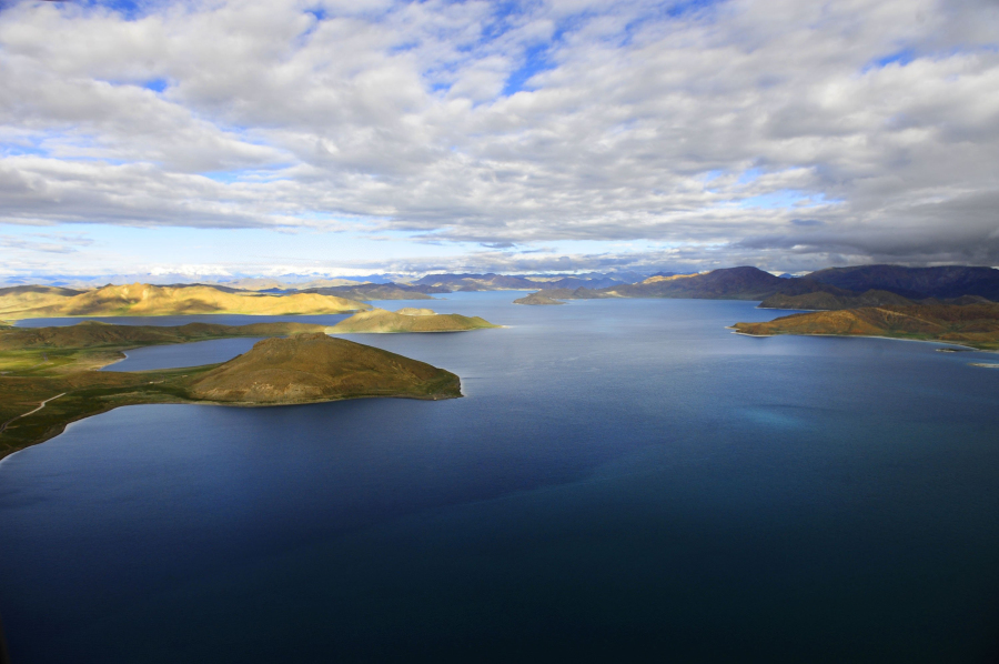 Vue aérienne du lac Yamzho Yumco au Tibet