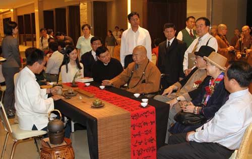 連戰(zhàn)會見“兩岸岳飛廟締結(jié)友好聯(lián)盟”大陸聯(lián)合參訪團
