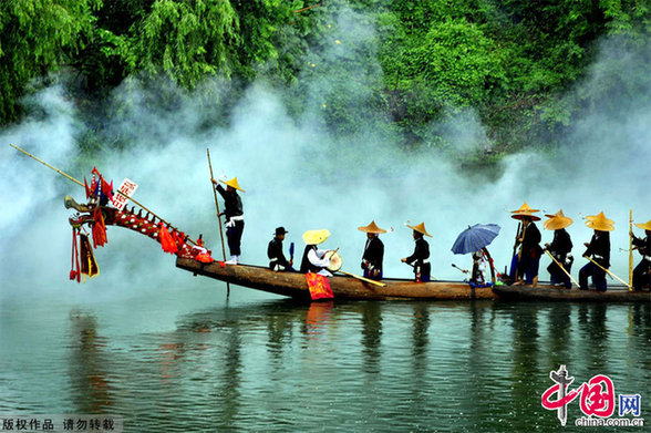 貴州施洞苗族同胞歡度獨(dú)木龍舟節(jié)[組圖]