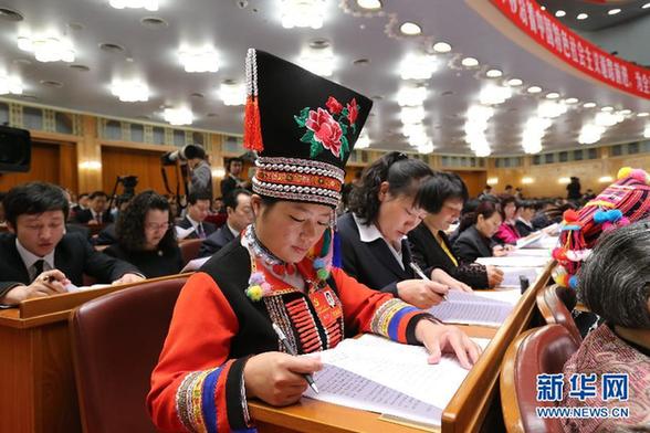 圖：中國(guó)共產(chǎn)黨第十八次全國(guó)代表大會(huì) 代表聽取報(bào)告