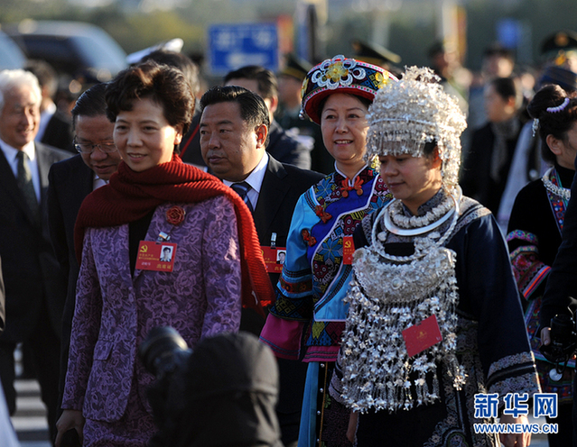 十八大閉幕會：代表們走向人民大會堂(圖)