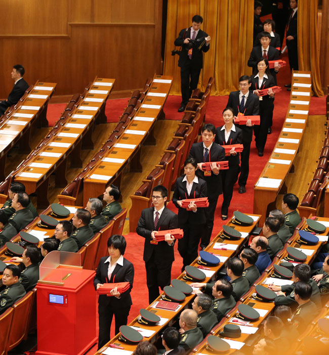 組圖：十八大代表投票選舉中央委員會委員、候補(bǔ)委員和中央紀(jì)律檢查委員會委員