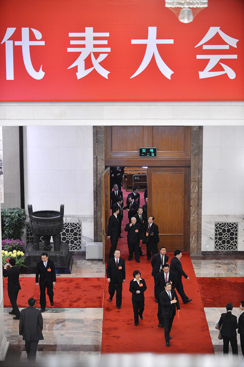 組圖：十八大代表投票選舉中央委員會(huì)委員、候補(bǔ)委員和中央紀(jì)律檢查委員會(huì)委員