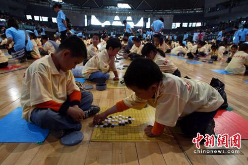 新疆千名兒童棋類大賽迎“六一”