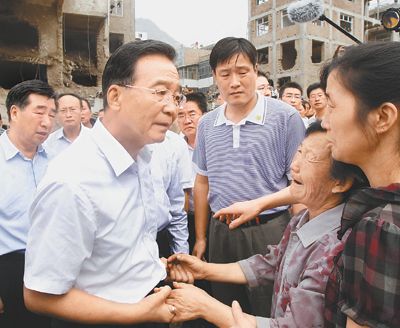 溫家寶繼續在甘肅舟曲災區指導搶險救災工作