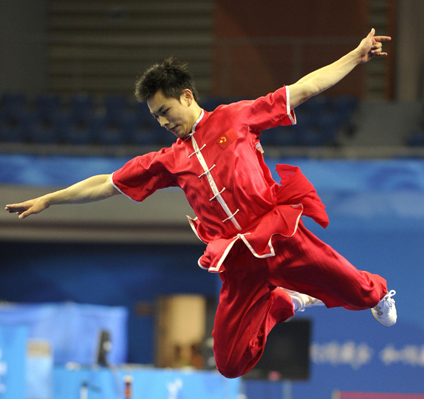 廣州亞運(yùn)會(huì)首金誕生 中國(guó)選手袁曉超長(zhǎng)拳摘金