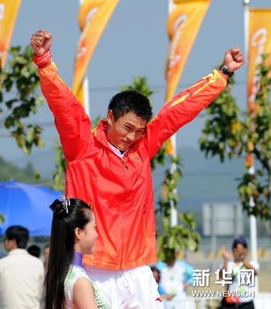 中國選手滕志強激流回旋男子單人劃艇決賽摘金
