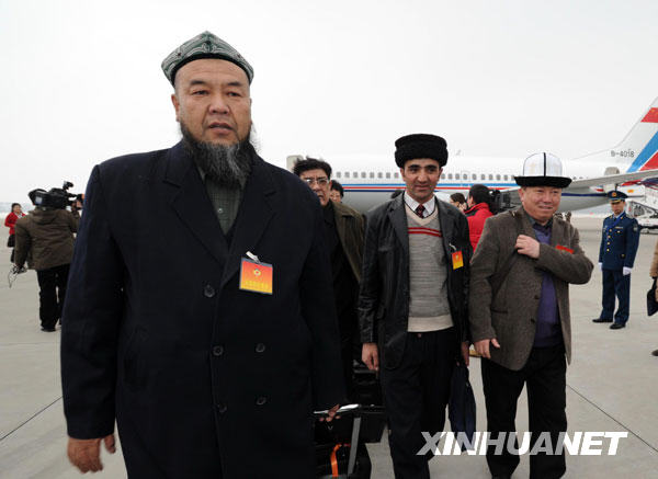 出席全國(guó)政協(xié)十一屆三次會(huì)議的委員陸續(xù)抵京(圖)