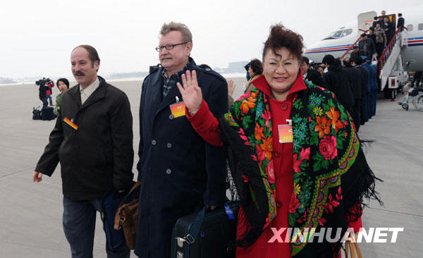 出席全國(guó)政協(xié)十一屆三次會(huì)議的委員陸續(xù)抵京(圖)