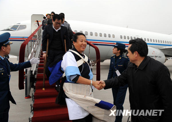出席全國(guó)政協(xié)十一屆三次會(huì)議的委員陸續(xù)抵京(圖)