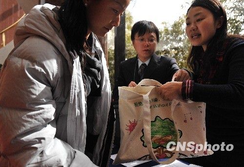 晏紫參加政協會議 報到處領取裝資料用環(huán)保袋