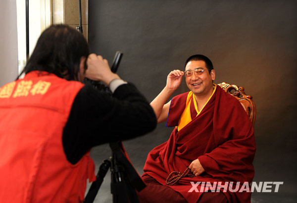 全國(guó)政協(xié)委員拉茂賽赤活佛拍寫真