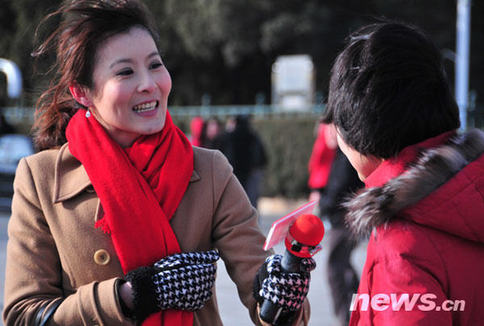 近拍兩會(huì)“當(dāng)紅”女主播