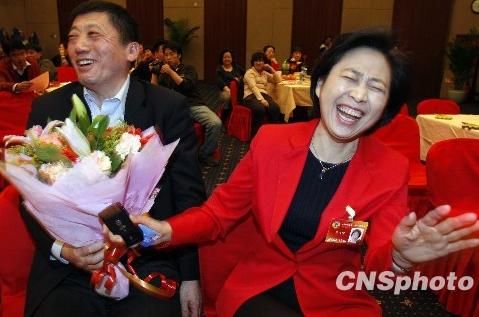 兩會花絮：男委員向女委員獻花賀節日