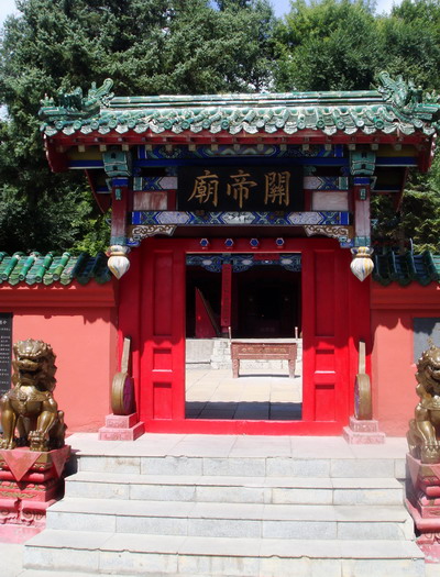 全國網(wǎng)絡(luò)媒體龍江行采訪團(tuán)參觀“東方第一廟”