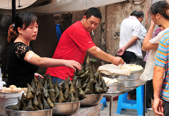 云南彝良整治食品市場喜迎端午節(jié)