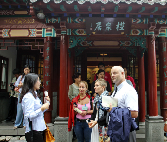 外國(guó)人在濟(jì)南感受泉水魅力
