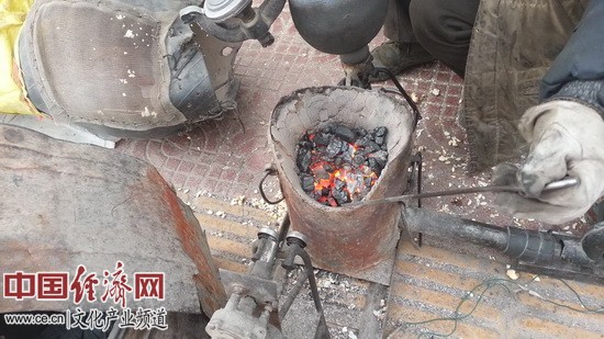 新春走基層：傳說中的大炮手搖爆米花(組圖)