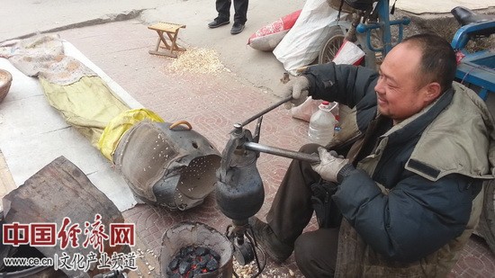 新春走基層：傳說中的大炮手搖爆米花(組圖)