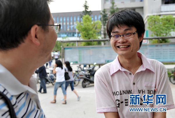 “犀利收碗哥”:貧寒大學(xué)生演繹精彩自強(qiáng)人生