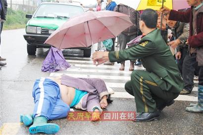 雨中撐傘遮雨守護車禍傷者 河南撐傘哥感動四川
