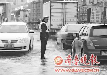 濟南一交警積水中執(zhí)勤4小時 網(wǎng)友稱其