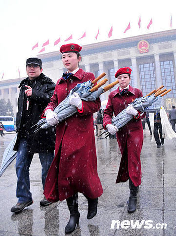兩會特寫：雪中情 傘下情