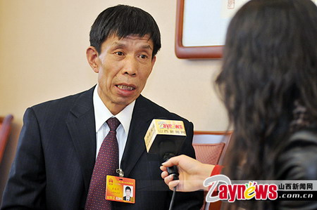 栗俊平：對(duì)艱苦行業(yè)應(yīng)實(shí)行差異化個(gè)人所得稅制