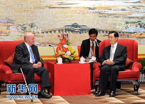 胡錦濤會見國際大學(xué)生體育聯(lián)合會主席基里安