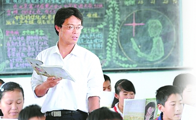 堅守講臺，因?yàn)閻?/></p>

<p><strong>編者按</strong>本報發(fā)起的“尋找最美鄉(xiāng)村教師”大型公益活動6月17日啟動以來，在廣大讀者中激起強(qiáng)烈共鳴。那扎根山區(qū)幾十年如一日、悉心照顧孩子的“擺渡郎”，那身殘志堅、靠拐杖堅持上課的“折翼天使”，那默默堅守承諾、奉獻(xiàn)青春的中年教師，以及從城市到農(nóng)村追求夢想的青年，他們的事跡引發(fā)了社會各界對鄉(xiāng)村教師由衷的贊美和感動。</p>

<p>今天本報向讀者介紹的南京市六合區(qū)山村教師徐其軍事跡，令人敬佩。他畢業(yè)后有機(jī)會到城市工作，卻主動回到偏僻的山村小學(xué)教書；他拖著腎衰竭并發(fā)尿毒癥的身軀，在講臺上堅持了9年。在他身上，集中體現(xiàn)了鄉(xiāng)村教師群體的崇高精神。中國的教育，正是因?yàn)橛辛饲f萬這樣的鄉(xiāng)村教師，才有了堅實(shí)的基礎(chǔ)和光明的前途。</p>

<p>他,畢業(yè)后有機(jī)會到城市里工作,卻一再要求回到家鄉(xiāng)偏僻的山村小學(xué)教書;</p>

<p>他,勞累過度患上腎衰竭并發(fā)尿毒癥,卻拖著病軀在講臺上一站就是9年;</p>

<p>他,生病后家里債臺高筑,卻把盡可能多的錢省下來給學(xué)生買學(xué)習(xí)生活用品……</p>

<p>他叫徐其軍,江蘇省南京市六合區(qū)竹鎮(zhèn)鎮(zhèn)中日友好希望小學(xué)教師,一個用信念和生命托起山村孩子希望的老師。</p>

<p><strong>“做吹笛人,把牧童引向山外”</strong></p>

<p>1977年,徐其軍出生在六合縣泉水鄉(xiāng)四合村——南京最偏僻的山村,地處蘇皖交界,交通閉塞,經(jīng)濟(jì)落后。徐其軍從小就看到村里老師少,好老師更少,很多農(nóng)村孩子因此失去了成才機(jī)會。正因?yàn)檫@樣,回家鄉(xiāng)當(dāng)一名農(nóng)村教師的想法在他心里落地生根。</p>

<p>1994年7月中考結(jié)束,徐其軍成績優(yōu)異,超出全區(qū)最好的六合一中27分。然而在錄取的前一天,他把檔案調(diào)到了溧水師范學(xué)校,“我想做老師,畢業(yè)后就能回家教書了。”</p>

<p>1997年畢業(yè)前夕,在校期間表現(xiàn)突出的徐其軍被推薦到南京曉莊師范繼續(xù)深造,并且畢業(yè)后有機(jī)會留在城里工作。面對這個人人羨慕的機(jī)會,他婉拒了校長的勸說,希望在六合縣泉水鄉(xiāng)最窮、條件最差、最缺老師的棗林小學(xué)任教。許多人都說他傻,這么好的機(jī)會都放過了,徐其軍卻說:“做老師到哪里還不是一樣,我從山里出來,那里有渴求知識的山里娃,山區(qū)師資不足,我學(xué)師范的都不回來教書,還指望外面的老師往山里跑嗎?”</p>

<p>徐其軍最終被分配在了泉水小學(xué)教授五年級語文、英語,同時兼任班主任。這個貌不驚人、戴著深度近視眼鏡的年輕人,工作極其認(rèn)真——對所任課程不僅制定了詳細(xì)的教學(xué)計劃,而且每一堂課都認(rèn)真?zhèn)湔n。每天總是第一個到校,最后一個離開,還經(jīng)常把來不及批改的作業(yè)捆在自行車后帶回家。為了讓學(xué)生受到正規(guī)的英語口語訓(xùn)練,他自己掏腰包買了錄音機(jī),在教室里給學(xué)生們放磁帶。學(xué)校教輔資料奇缺,教師外出培訓(xùn)機(jī)會很少,這些他都一一記下,利用年底去南京學(xué)習(xí)的機(jī)會,特意到新華書店買來英語、作文等教輔資料,無償提供給其他老師……</p>

<p>徐其軍在日記中寫道,“山道彎彎,崎嶇狹窄,它從山里通向山外,連接山里山外兩個世界。我啊,愿做那吹笛的人,將牧童引向山外……”</p>

<p><strong>“我就是死,也要死在講臺上”</strong></p>

<p>然而,老天在徐其軍的人生道路上設(shè)了一個不小的障礙。2002年,滿心歡喜準(zhǔn)備結(jié)婚的徐其軍卻得到了一個壞消息——因長期勞累過度,他患上了腎衰竭,加上未能及時治療,已并發(fā)尿毒癥,需要做換腎手術(shù)。更為棘手的是,由于先天基因特殊,要找到匹配的腎源難上加難。</p>

<p>“當(dāng)時醫(yī)生告訴我還剩三四年時間,我絕望了。自己一個人反鎖在屋里,把這些年來的讀書筆記、文學(xué)作品提綱、發(fā)表的文稿、獲獎證書都燒了,那時候真的是萬念俱灰……”陷入回憶的徐其軍眼圈紅了,厚厚的鏡片上起了一層霧氣,“后來……”他背過臉去,忍了好久才正聲,“后來覺得躺在家里等死也是這么長時間,倒不如好好教好這三四年的書,我不能讓學(xué)生剛學(xué)英語就因?yàn)槲业牟《⒄`了,我就是死,也要死在講臺上。”</p>

<p>忍痛與未婚妻解除了婚約,向父母隱瞞了病情,徐其軍裝作若無其事,回到講臺上。為了控制病情,他每天需要服用7種藥物,復(fù)查的結(jié)果卻一次比一次糟糕:聽力、視力、記憶力開始下降,頭發(fā)不斷脫落,每天早晨都會嘔吐……從家里到學(xué)校,步履蹣跚的他需要將近一個小時,放學(xué)回家后,早已累得腰酸背痛上不了床。盡管如此,他和其他5名老師一樣,一周上19節(jié)課,三年級的英文和五年級的英語,一節(jié)都沒有耽誤過。</p>

<p>學(xué)生章連明對這樣一個場景記憶猶新:那天語文課上,她發(fā)現(xiàn)徐老師弓著背,右手扶著腰,用左手在黑板上寫字,跟往常有些不一樣,只寫了幾個字襯衫就濕透了。等轉(zhuǎn)過身來,她看見徐老師臉色煞白,剛講了幾句,他就不得不一只手撐著講臺,另一只手抵著腰,大口大口地喘氣,突然間一頭栽下了講臺。</p>

<p>那一次病發(fā)讓徐其軍不得不住院治療。手術(shù)前,醫(yī)生讓其選擇血透還是腹膜透析。相較而言血透的效果會好一些,副作用也小,但是要經(jīng)常去醫(yī)院,而腹膜透析可以在家里做,但容易感染。徐其軍果斷地選擇了后者,為此他還學(xué)會了透析,每次透析時將兩公斤的藥水注入體內(nèi),休息一會,就拔掉針管去上課,上完課,再把代謝出的血水放出來。這種非常人能忍受的痛苦,徐其軍每天要做兩次,這一做就是九年。</p>

<p><strong>“我想快點(diǎn)好起來,盡早回去給孩子們上課”</strong></p>

<p>2011年3月,醫(yī)院通知徐其軍有合適的腎源,并為其成功進(jìn)行了換腎手術(shù)。手術(shù)后的他,身體消瘦,面色灰暗,由于藥物的副作用,臉上滿是痘痘,但是精神很好。徐其軍的妹妹告訴記者,醫(yī)生讓他至少要休息半年才能去學(xué)校,可是他一刻也不想閑著,“有時候在家練練字,但是手抖得厲害,他擔(dān)心自己給孩子們上課時拿不起粉筆來。”</p>

<p>在妹妹家養(yǎng)病,徐其軍“身在曹營心在漢”。今年4月23日,得知教過的幾個學(xué)生要參加初三英語考試,徐其軍偷偷地乘車來到竹鎮(zhèn)民族中學(xué)給學(xué)生們鼓勁。他的學(xué)生章寧說,“當(dāng)時徐老師戴著大大的口罩,挨個兒跟我們講解注意事項(xiàng),進(jìn)入考場時還沖我們做了一個要自信的手勢,”章寧的眼淚撲簌撲簌地落下來,“徐老師總是這樣,一心只想著我們這些學(xué)生……”她掏出手機(jī),翻出一條徐老師發(fā)給她的短信:“面對中考要淡定,方能處事不驚,這樣才能成功”。</p>

<p>當(dāng)記者問起徐其軍現(xiàn)在的愿望,他這樣回答,“我想快點(diǎn)好起來,盡早回去給孩子們上課。”樸實(shí)的話語卻充滿濃濃的感情,“畢業(yè)那會兒覺得自己作為一名老師能改變很多事,現(xiàn)在看來,我能真正做好一個合格的小學(xué)教師就不錯了。”聽了他的話,記者不由眼圈兒一熱:“徐老師您做到這樣不僅僅是‘合格’,更應(yīng)該是‘優(yōu)秀’。” 徐其軍搖搖頭,特別強(qiáng)調(diào)了“合格”兩個字,“一個人的能力是有限的,我只能傾我所能做到最好。像我們這邊山里的孩子,父母大都在外打工,本身學(xué)習(xí)條件就不如城里的孩子,我能做的就是給他們多一點(diǎn)關(guān)心,多一點(diǎn)呵護(hù),讓他們學(xué)到更多的知識。”</p>

<p>“許身孺子平生愿,三尺講臺寫春秋”,也許正是這樣的信念,讓徐其軍用生命譜寫出一曲感人肺腑的教師之歌。</p>

<p>來源：光明網(wǎng)-《光明日報》 編輯：馮媛</p>
</div>
</div>
<!--/enpcontent-->
<br/>
 

<table width=