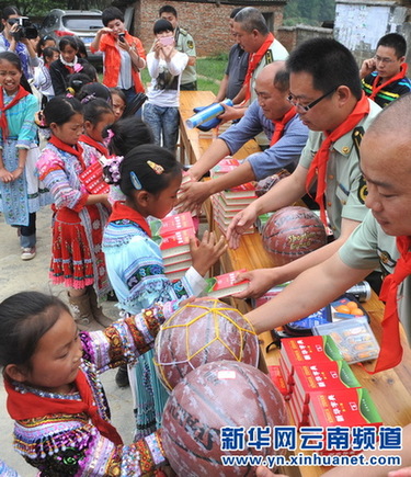 邊寨苗族小學生收到了兒童節(jié)禮物
