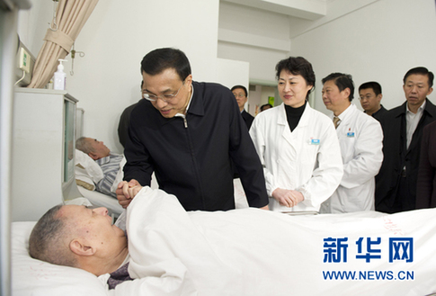 李克強(qiáng)在上海考察 強(qiáng)調(diào)推動(dòng)轉(zhuǎn)型發(fā)展 依靠創(chuàng)新驅(qū)動(dòng)