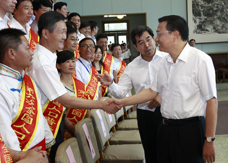 李克強(qiáng)會(huì)見第六次全國人口普查先進(jìn)集體和先進(jìn)個(gè)人代表