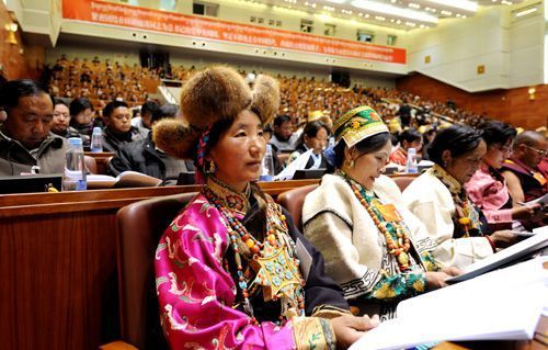 少數(shù)民族代表盛裝出席人大會議