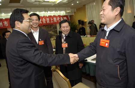 鄭州兩會報道:鄭州市委書記連維良看望人大代表