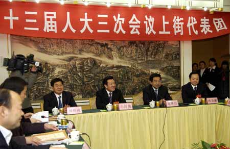 鄭州兩會報道:鄭州市委書記連維良看望人大代表