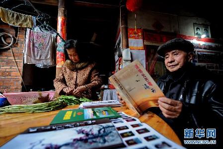 草根故事:一位八旬老人為近萬(wàn)名貧困生募集助學(xué)款