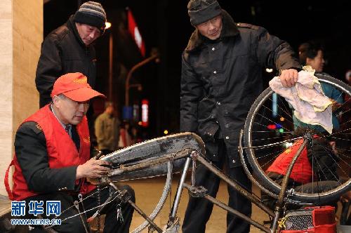 一個(gè)義務(wù)修車師傅26年的風(fēng)雨堅(jiān)守