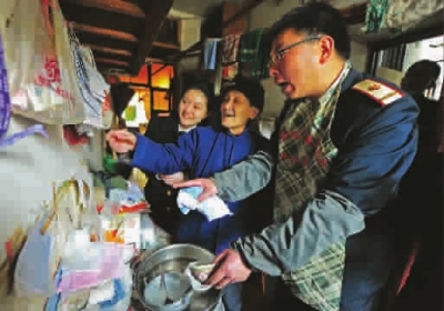 鐵路上海站“程薇服務(wù)臺”10年來接力敬老