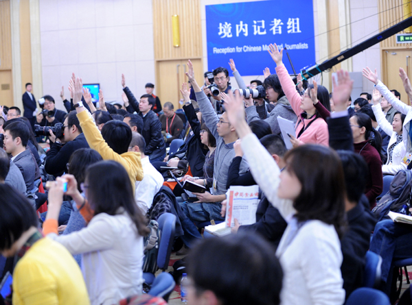現場記者紛紛舉手提問