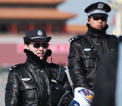 女警乘坐“智能單警”巡邏