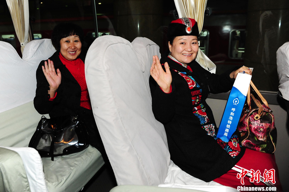 首批參加全國(guó)政協(xié)十一屆五次會(huì)議的京外委員抵京