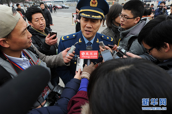 政協委員遭遇記者圍堵采訪
