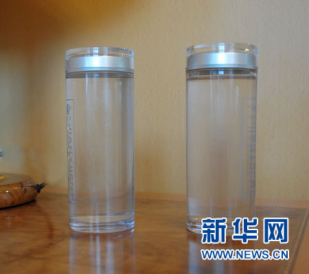 走近把“洞庭湖水”“湘江水”帶到北京的基層人大代表?xiàng)罾?/></p>

<p>3月10日，全國人大代表、湖南省岳陽市屈原管理區(qū)鳳凰村村委會(huì)副主任楊莉接受新華網(wǎng)記者專訪。圖為楊莉向記者展示的自己帶來的“洞庭湖水”（左）和“湘江水”（右）。新華網(wǎng)記者姜春媛 攝</p>

<p>“兩年前，我?guī)е兄x信進(jìn)北京，今年，我把‘洞庭湖’和‘湘江’一起帶到了北京。”見到記者，全國人大代表、湖南省岳陽市屈原管理區(qū)鳳凰村村委會(huì)副主任楊莉就向記者展示了她帶來的“湖”和“江”。</p>

<p>這是一位怎樣的人大代表？她有著怎樣的故事？3月10日，新華網(wǎng)記者走近了這位人大代表。</p>

<p><strong>“看到洞庭湖和湘江治理初見成效，打心眼里高興”</strong></p>

<p>“這是我特地帶來的水，一瓶裝的是洞庭湖水，一瓶是湘江水。”楊莉代表興致勃勃地說，“我想向代表展示這兩瓶水，告訴他們現(xiàn)在洞庭湖和湘江的水真的變清澈了！”說著，她把兩瓶“沉甸甸”的水拿到了窗前，在柔柔的陽光下，清清的水，非常的精瑩潔凈。</p>

<p>據(jù)介紹，近幾年，中央對(duì)洞庭湖和湘江治理問題高度重視，將環(huán)洞庭湖生態(tài)經(jīng)濟(jì)圈上升為國家戰(zhàn)略，湖南省委省政府提出“把湘江打造成東方萊茵河”，岳陽市委市政府也采取了一系列措施。</p>

<p>“我是湖邊長大的人，洞庭湖是我們的母親湖，所以我對(duì)這里有著特殊的感情，五年來我一直關(guān)注著洞庭湖。看到洞庭湖和湘江治理初見成效，打心眼里高興。”楊莉說。</p>

<p><strong>“建議開展洞庭湖江豚保護(hù)行動(dòng)”</strong></p>

<p>在采訪中，楊莉表示，有一件事讓她特別憂心。“洞庭湖曾是白鰭豚的故鄉(xiāng)，但幾年前，白鰭豚被宣告功能性滅絕后，中國陸地范圍內(nèi)的水生高等哺乳動(dòng)物就僅剩江豚了。” 作為岳陽市江豚保護(hù)協(xié)會(huì)副會(huì)長，楊莉感慨頗深，“江豚是非常可愛的哺乳動(dòng)物，被稱為‘微笑天使’，它們也是一家三口一起活動(dòng)，也是十月懷胎，和我們?nèi)耸且粯拥模F(xiàn)在洞庭湖僅存150多條。”</p>

<p>據(jù)楊莉介紹，20年前，長江及洞庭湖的魚類有125種，有“淡水水生生物種質(zhì)資源基因庫”美譽(yù)。但近兩年，可觀測到的魚類只有10多種了，且個(gè)體低齡化現(xiàn)象嚴(yán)重，捕撈量下降，部分魚類已滅絕。“如果不加強(qiáng)江豚乃至水生生態(tài)系統(tǒng)的保護(hù)，也許再過若干年，江豚也將滅絕。”</p>

<p>如何扭轉(zhuǎn)江豚可能面臨的命運(yùn)，楊莉代表建議，一方面，國家采取措施，緊急展開洞庭湖江豚保護(hù)行動(dòng)，另一方面，洞庭湖要設(shè)立常年禁漁區(qū)，并減少停泊的運(yùn)砂船只，以保護(hù)江豚正常生活來往通道及魚類洄游通道的暢通。</p>

<p>楊莉還告訴記者，來北京前，她專門請(qǐng)?jiān)O(shè)計(jì)師設(shè)計(jì)了一個(gè)保護(hù)江豚的徽章，發(fā)給湖南每個(gè)代表，希望大家一起將這份愛心進(jìn)行傳遞，共同保護(hù)我們的家園。她呼吁，對(duì)洞庭湖的保護(hù)，應(yīng)該成為全社會(huì)共同參與的一個(gè)長遠(yuǎn)性的公益項(xiàng)目。</p>

<p><strong>“我經(jīng)常隨身攜帶個(gè)本子，與村民聊天、調(diào)研”</strong></p>

<p>眼前的楊莉代表是個(gè)開朗、樂觀、積極的人，但曾經(jīng)，她卻有著一段坎坷的經(jīng)歷：10多年前，她和丈夫一起遭遇了車禍，楊莉重傷，丈夫當(dāng)場去世。“一天之內(nèi)，我的世界變成了黑色，兒子還只有十來歲，家里的一切壓在了我身上。”楊莉說。</p>

<p>這些年，她獨(dú)自一個(gè)人承擔(dān)著父親和母親的雙重角色，她開了一家超市，一個(gè)人從早忙到晚。楊莉說，她這么做，是要為兒子撐起一片天，更要為兒子做個(gè)榜樣，告訴他生活的意義。</p>

<p>如今，兒子在北京的一所大學(xué)讀研究生。對(duì)此，楊莉非常欣慰：“我經(jīng)常和兒子說，要把同學(xué)當(dāng)成親人。要助人為樂、現(xiàn)在家里一般都是一個(gè)小孩，如果兒子可以多幾個(gè)這樣的‘親人’，是他的福氣。”很早開始，家里的事，楊莉總是讓兒子參與意見，目的就是讓他成為一個(gè)有責(zé)任感、有擔(dān)當(dāng)?shù)哪凶訚h。</p>

<p>生活的坎坷不但沒有將楊莉打敗，反而讓她變得熱心而開朗，“來參加兩會(huì)，很多人都開玩笑說我是‘明星代表’，因?yàn)槲姨岬慕ㄗh幾次被國家列入重點(diǎn)建議。”楊莉笑著說，她平時(shí)非常愿意和村民們聊天，經(jīng)常隨身攜帶個(gè)本子，閑下來就和村民聊天，聊天的過程對(duì)于她來說也是調(diào)研的過程。村民談到的一些困難和社會(huì)問題，楊莉都會(huì)記錄，然后請(qǐng)教有關(guān)專家或者上網(wǎng)查資料，作為給國家提建議的參考。</p>

<p>談到農(nóng)村的生產(chǎn)，楊莉告訴記者，為提高農(nóng)民收入，她多次跑到湖南農(nóng)科院，請(qǐng)教專家，一次不成去兩次，兩次不成去三次，最終“感動(dòng)”了專家，專家教給了自己種紫薯的“高招”。</p>

<p>“出師”后，楊莉就自己先實(shí)踐，“普通紅薯幾毛錢一斤，但紫薯就能翻好多倍，我種的紫薯，一畝一年有幾千的純收入。”實(shí)踐成功后，她就把技術(shù)教給其他農(nóng)民，增加了其他農(nóng)民的收入，“現(xiàn)代農(nóng)民，要勤奮，但更要講科技。”楊莉說。</p>

<p>“我這個(gè)人大代表既然當(dāng)了，就要認(rèn)真對(duì)待，把‘代表‘二字放在心上。”說起“秘訣”，楊莉說：“我是岳陽人，借用《岳陽樓記》的一句話，‘居廟堂之高則憂其民；處江湖之遠(yuǎn)則憂其君。’我們作為代表，其實(shí)就是‘橋梁’，把基層的情況向中央?yún)R報(bào)，讓他們了解基層的問題；把中央的政策向基層宣傳，幫助百姓排憂解難，要隨時(shí)保持‘橋梁’的暢通。”</p>

<p>來源：新華網(wǎng) 編輯：馬原</p>
</div>

<!--/enpcontent-->
<div   id=