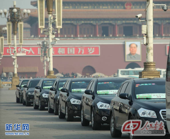 兩會(huì)廣角鏡：廣場(chǎng)上的捕捉鏡頭