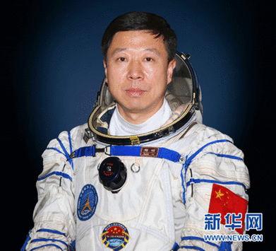 神舟九號三位航天員標準照及簡歷