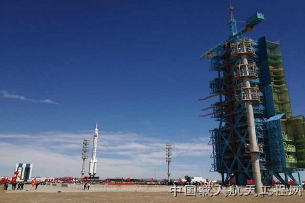 神九箭船組合體轉運至發射區 本月中旬擇機發射