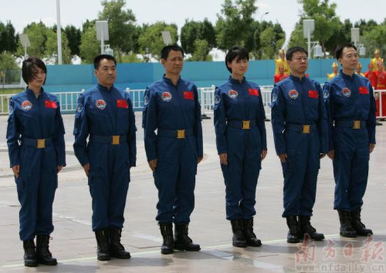 神舟九號航天員乘組亮相 女航天員引人注目