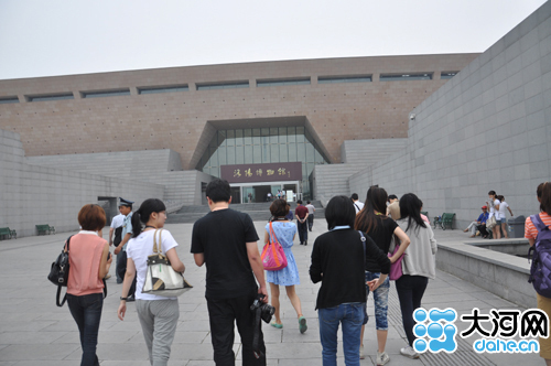 第11屆網上看河南記者走進洛陽博物館